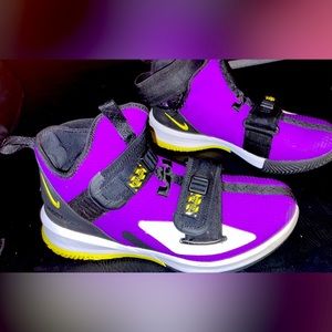 2019 LeBron soldier shoe Laker colors size 10